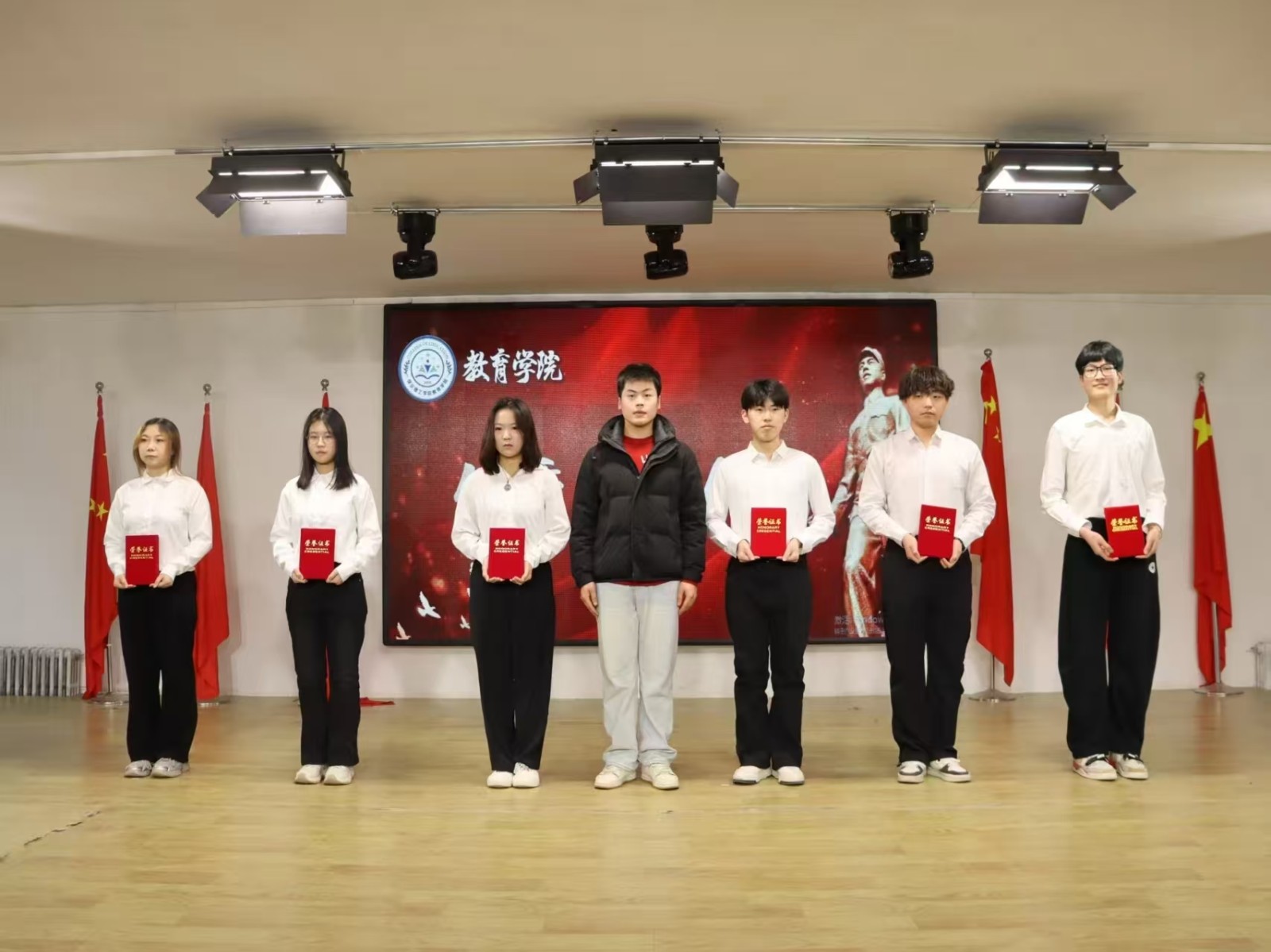 弘揚(yáng)雷鋒精神，爭(zhēng)做時(shí)代新人