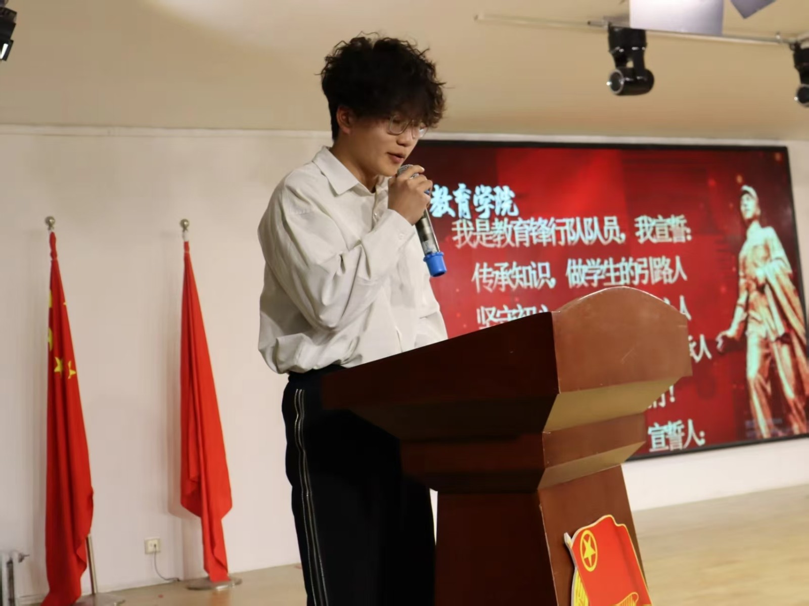 弘揚(yáng)雷鋒精神，爭(zhēng)做時(shí)代新人