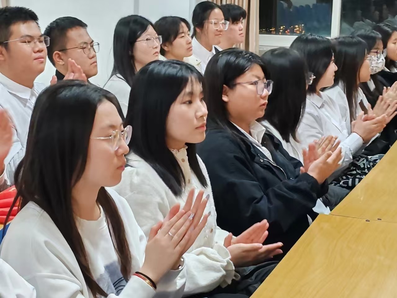 弘揚(yáng)雷鋒精神，爭(zhēng)做時(shí)代新人