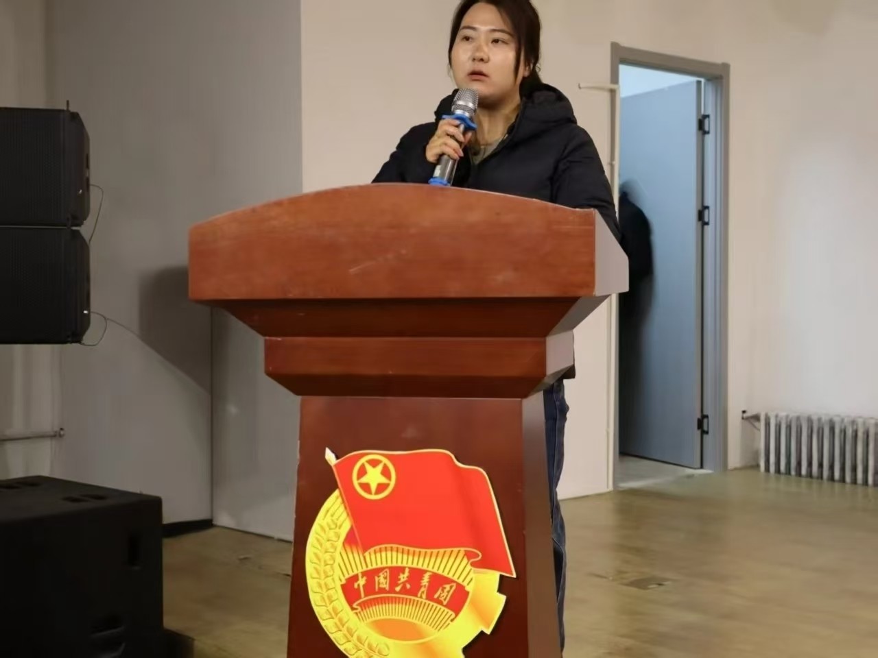 弘揚(yáng)雷鋒精神，爭(zhēng)做時(shí)代新人