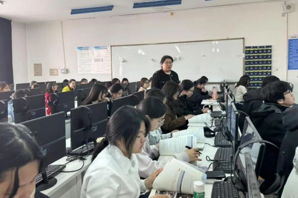 培根鑄魂擔(dān)使命，啟智潤心育新人?———“書記進(jìn)課堂”共促教學(xué)質(zhì)量提升