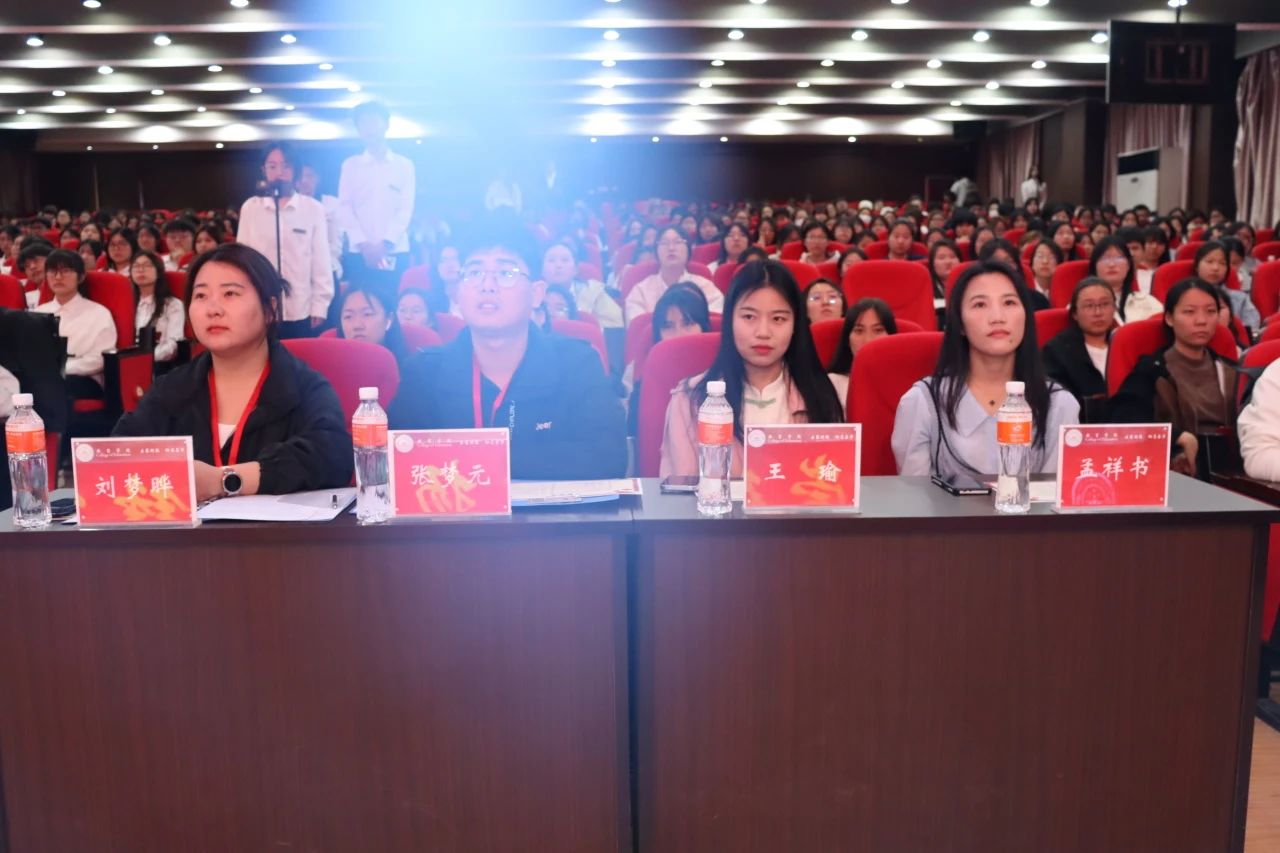 “崇德尚學(xué)揚(yáng)師道，鋒華正茂育新人”三月份教育學(xué)院表彰大會