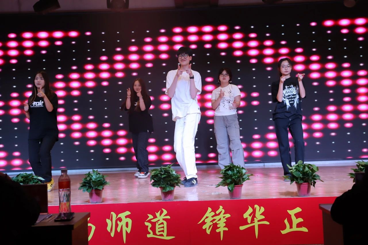 “崇德尚學(xué)揚(yáng)師道，鋒華正茂育新人”三月份教育學(xué)院表彰大會