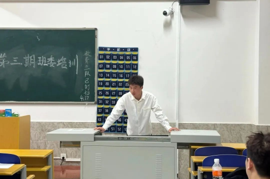 國家獎(jiǎng)學(xué)金獲得者風(fēng)采展示——李秉鑠