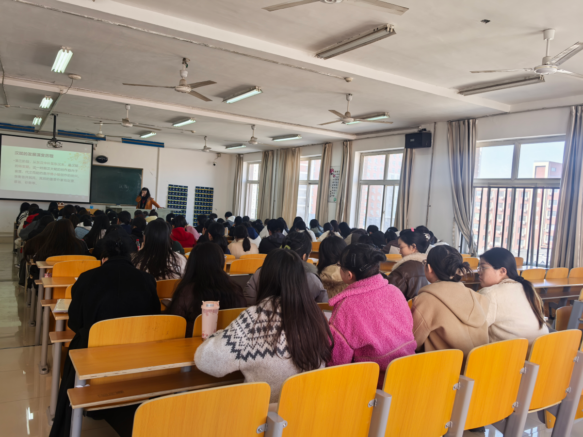 開展示范課觀摩活動，共探教學(xué)新路徑