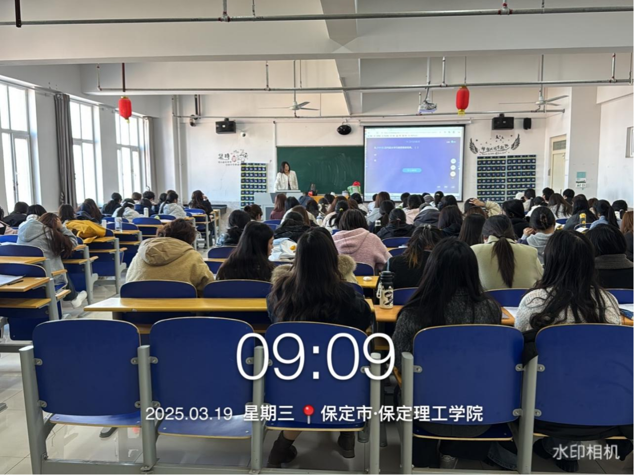 開展示范課觀摩活動，共探教學(xué)新路徑