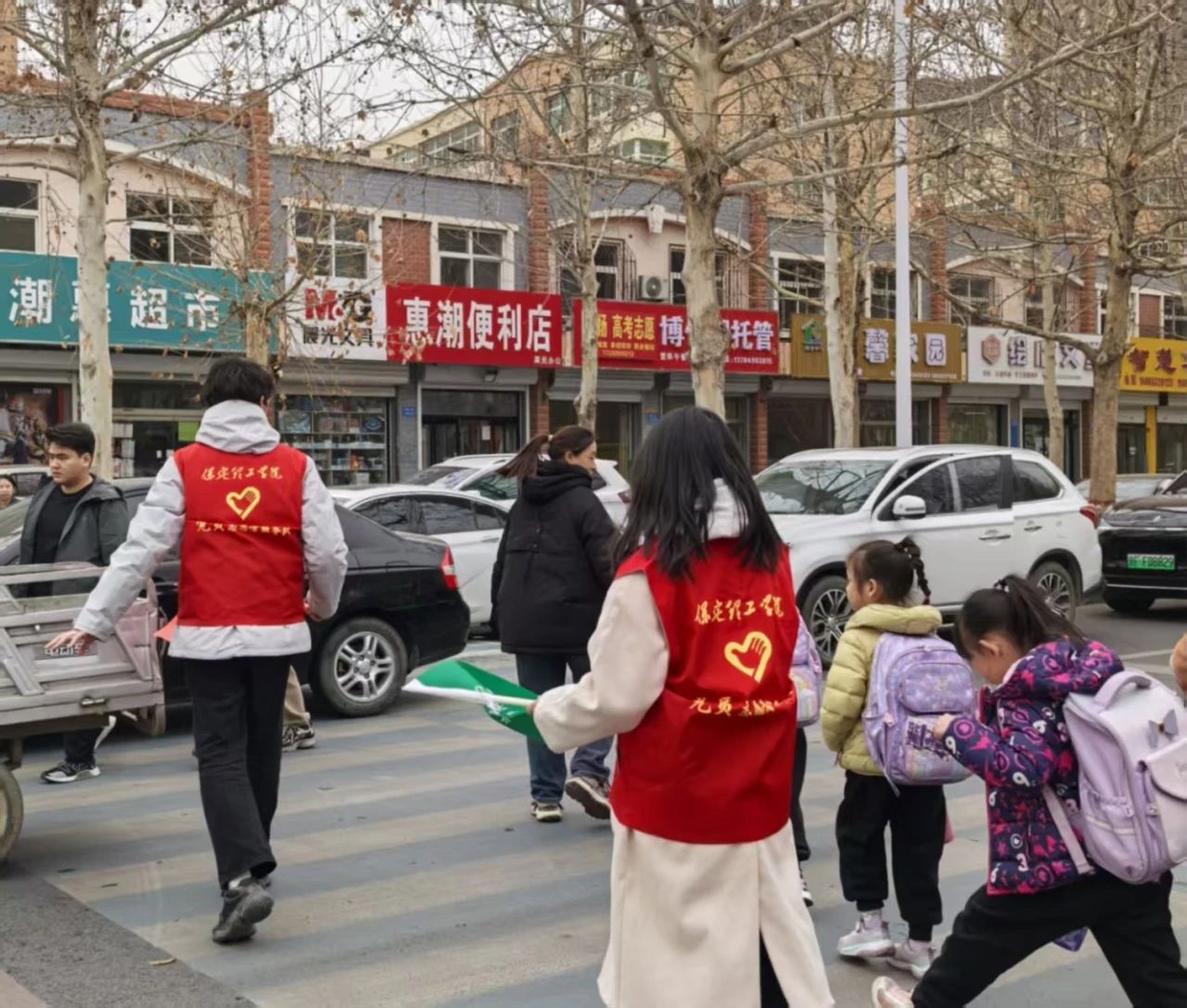 學(xué)生支部 “學(xué)”途有愛，黨員護航--小學(xué)交通志愿服務(wù)行動