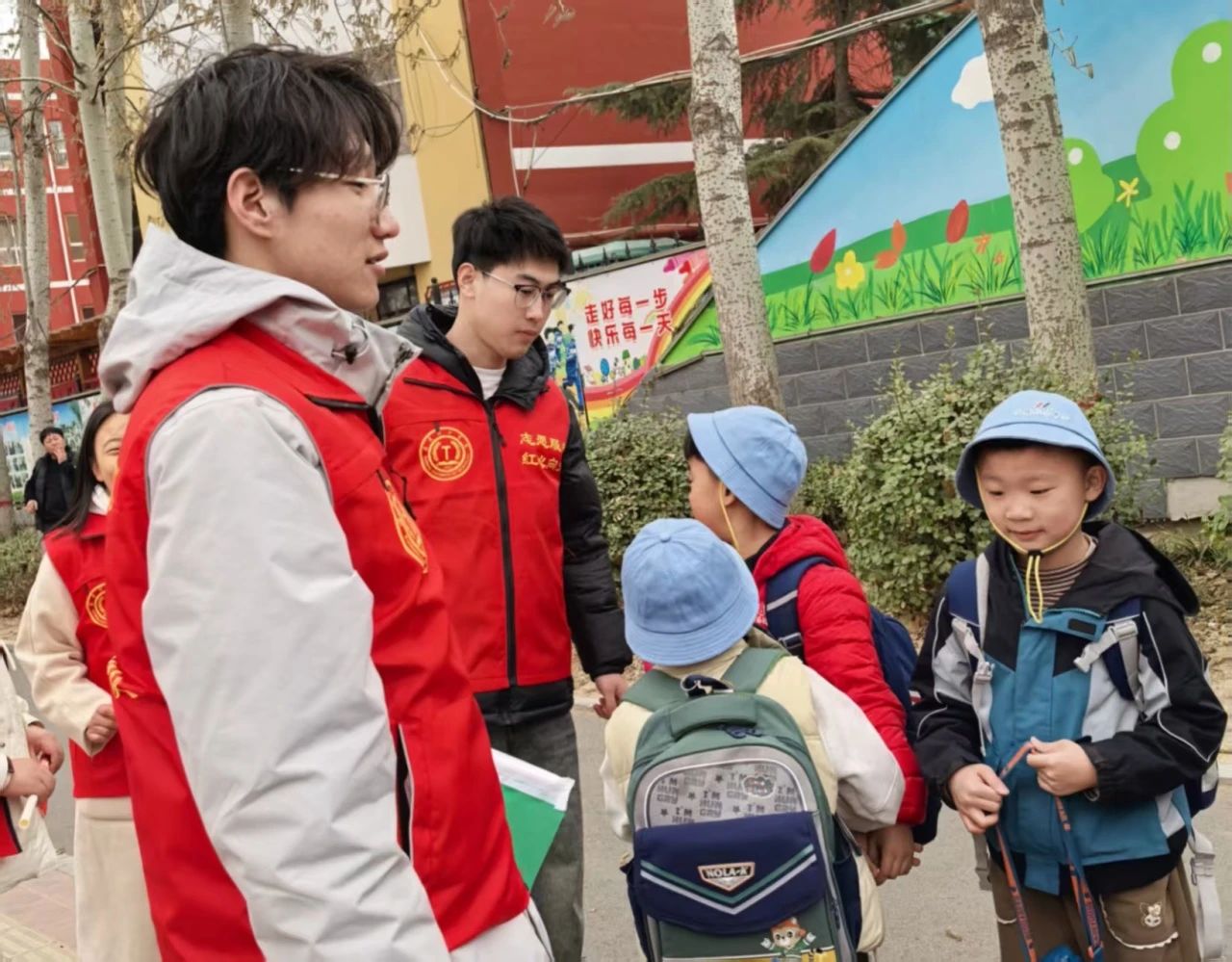 學(xué)生支部 “學(xué)”途有愛，黨員護航--小學(xué)交通志愿服務(wù)行動