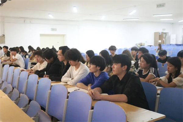 【黨建引領(lǐng)，育人鑄魂】鑄魂育人守初心 思政賦能啟新程——經(jīng)濟(jì)學(xué)院2024級(jí)班干部專題培訓(xùn)順利開(kāi)展