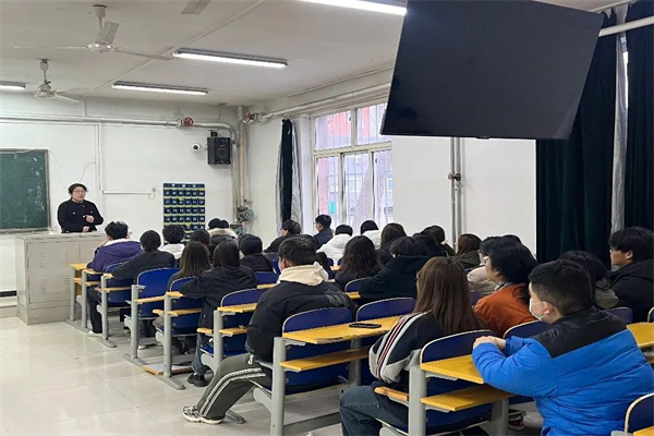 做教育，有心人——“書記進(jìn)課堂”助力學(xué)生發(fā)展