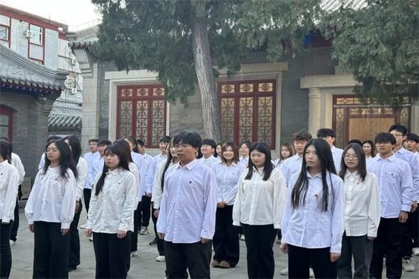 保定理工學(xué)院經(jīng)濟學(xué)院舉行2024年新發(fā)展團員入團儀式暨留法勤工儉學(xué)運動紀(jì)念館主題教育活動