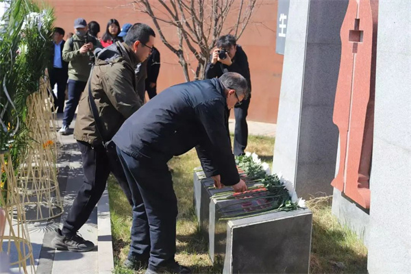 “禮敬捐獻(xiàn)?延續(xù)大愛”康復(fù)醫(yī)學(xué)院組織師生參加遺體器官捐獻(xiàn)緬懷紀(jì)念活動(dòng)