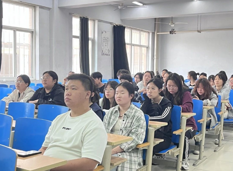 凝心聚力擔(dān)使命 奮起揚(yáng)帆啟新程：會(huì)計(jì)學(xué)院組織團(tuán)支書會(huì)議