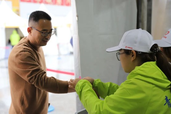 熱血青春助跑未來”——保定理工學院藝術(shù)學院志愿者為長城汽車智慧工廠半馬蓄勢添彩