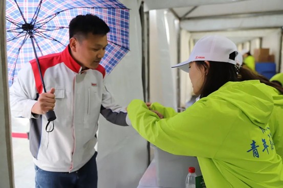 熱血青春助跑未來”——保定理工學院藝術(shù)學院志愿者為長城汽車智慧工廠半馬蓄勢添彩