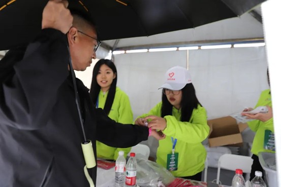 熱血青春助跑未來”——保定理工學院藝術(shù)學院志愿者為長城汽車智慧工廠半馬蓄勢添彩