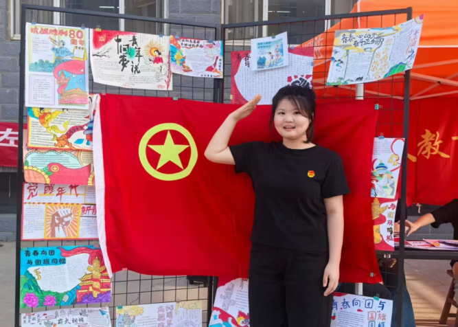 “青春心向團,筑夢新時代”與團旗團徽合影