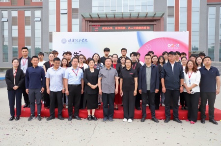 保定理工學(xué)院藝術(shù)學(xué)院2025屆畢業(yè)設(shè)計(jì)作品展盛大開幕，校企共賞藝術(shù)盛宴