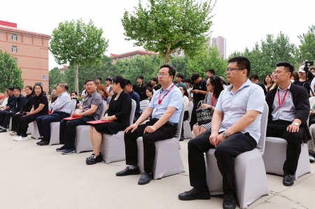 保定理工學(xué)院藝術(shù)學(xué)院2025屆畢業(yè)設(shè)計(jì)作品展盛大開幕，校企共賞藝術(shù)盛宴