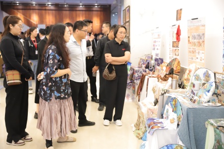 保定理工學(xué)院藝術(shù)學(xué)院2025屆畢業(yè)設(shè)計(jì)作品展盛大開幕，校企共賞藝術(shù)盛宴