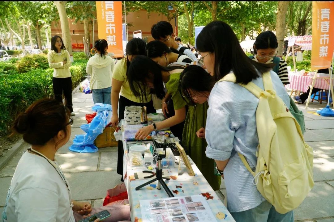青春校園|“文”彩飛揚(yáng),“創(chuàng)”意無限!保定理工學(xué)院文創(chuàng)市集圓滿收官