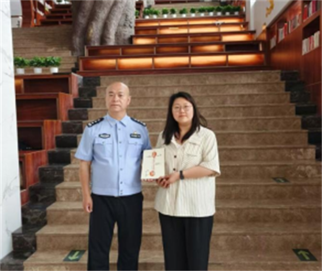 書香傳遞，愛滿保理——李天允警官向我校圖書館捐贈圖書