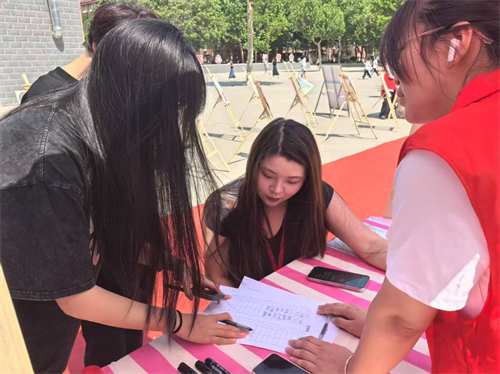 校園尋跡承師韻，家校同銘畢業(yè)情