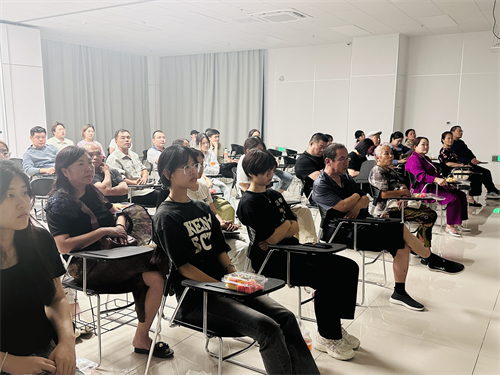 校園尋跡承師韻，家校同銘畢業(yè)情