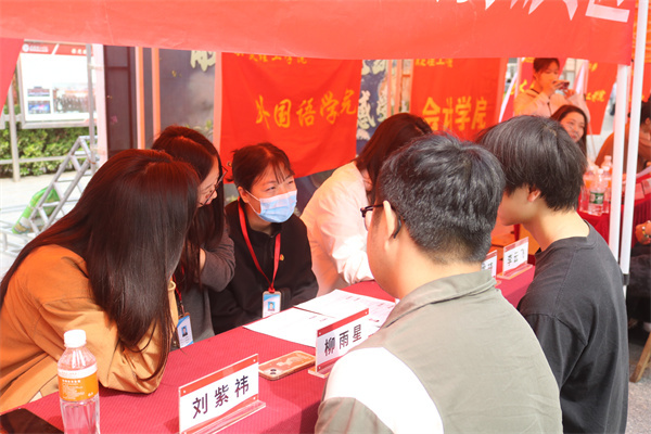 【精準賦能，職通未來】黨建引領促就業(yè)，簡歷義診暖生心——經(jīng)濟學院2025屆畢業(yè)生求職簡歷義診活動圓滿結束