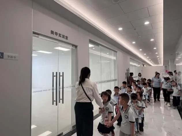保定理工學(xué)院||教育學(xué)院||童心探學(xué)府，萌趣啟新程——史莊實驗幼兒園走進(jìn)保定理工學(xué)院參觀研學(xué)