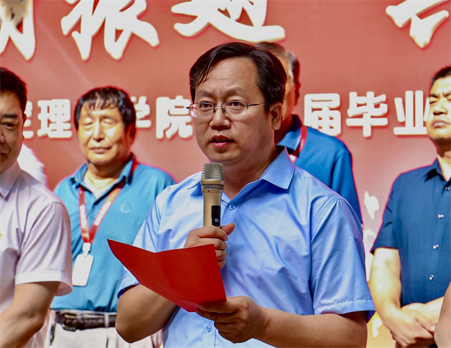 大巴護航暖離別 青春揚帆啟新程——保定理工學院畢業(yè)生攜母校祝福奔赴新征程