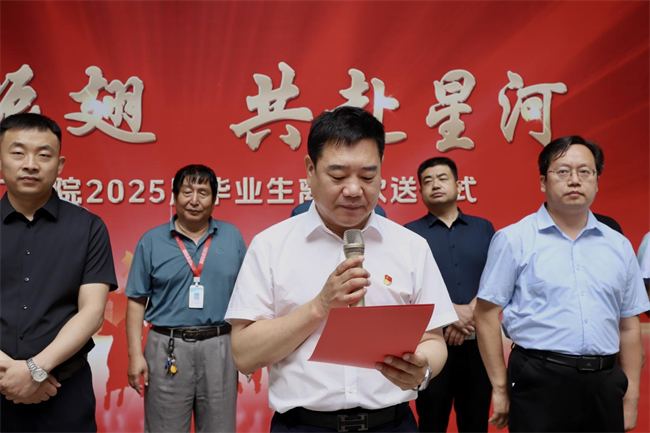 大巴護航暖離別 青春揚帆啟新程——保定理工學院畢業(yè)生攜母校祝福奔赴新征程