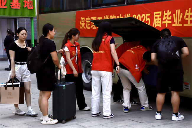 大巴護航暖離別 青春揚帆啟新程——保定理工學院畢業(yè)生攜母校祝福奔赴新征程