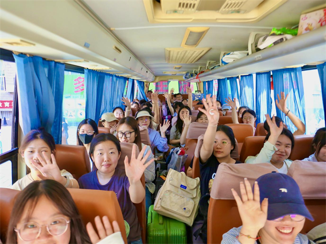 大巴護航暖離別 青春揚帆啟新程——保定理工學院畢業(yè)生攜母校祝福奔赴新征程