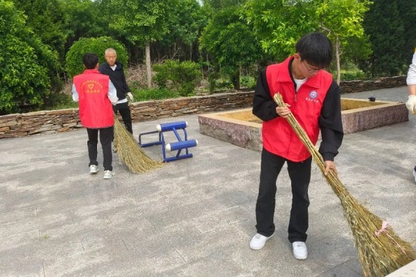 【青春筑夢，志愿逐光】綠蔭清掃護(hù)家園 青春志愿暖東莊——康復(fù)醫(yī)學(xué)院志愿者赴東小莊村進(jìn)行志愿服務(wù)清掃活動(dòng)