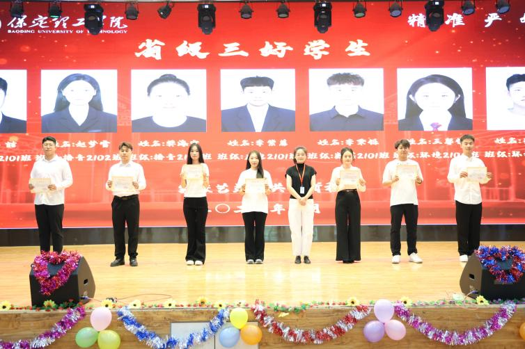 “撥穗正冠 禮成芳華”藝術(shù)學(xué)院2025屆畢業(yè)典禮暨學(xué)位授予儀式完美收官