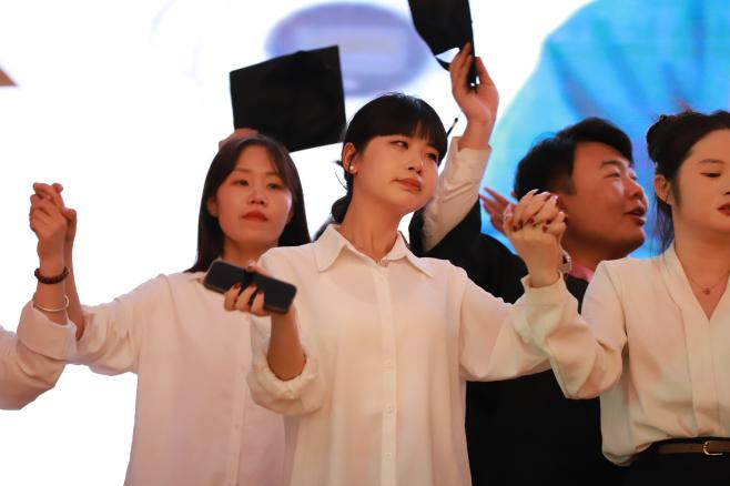“撥穗正冠 禮成芳華”藝術(shù)學(xué)院2025屆畢業(yè)典禮暨學(xué)位授予儀式完美收官