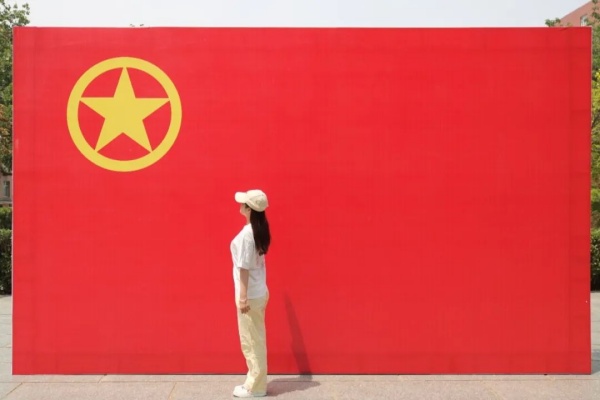 【團旗合影，青春留念】“我與團旗團徽合個影”：定格青春印記 鐫刻初心使命