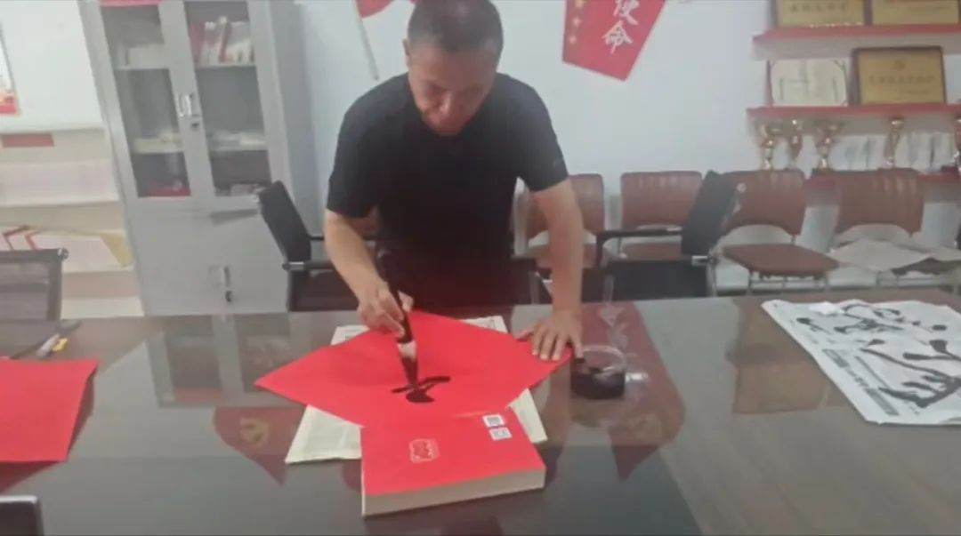 飽蘸墨香贈對聯(lián) 殷殷話語伴征途——我院教師為畢業(yè)生送祝福