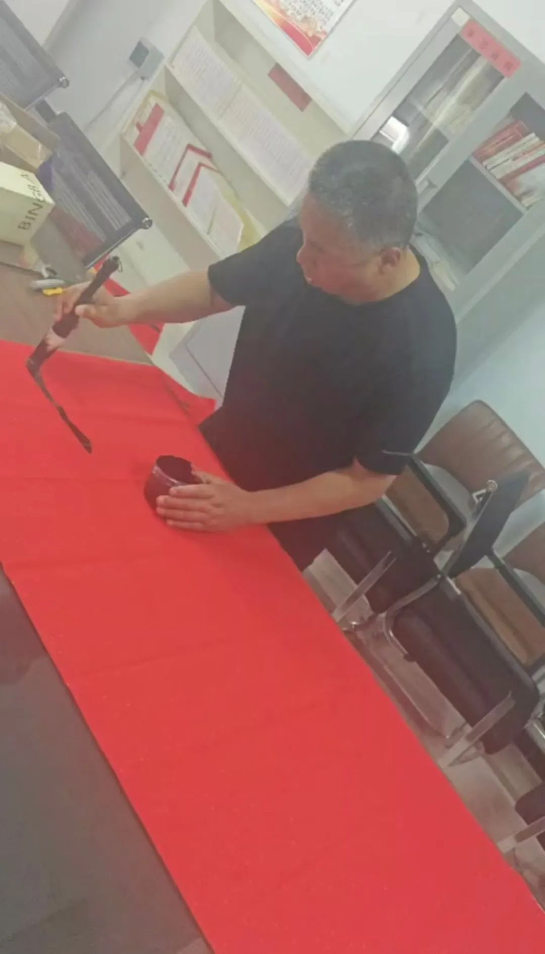 飽蘸墨香贈對聯(lián) 殷殷話語伴征途——我院教師為畢業(yè)生送祝福