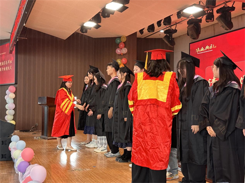 外國語學院隆重舉行2025屆畢業(yè)典禮暨學位授予儀式