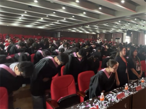 外國語學院隆重舉行2025屆畢業(yè)典禮暨學位授予儀式