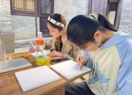 非遺刻花體驗：童心與匠心共繪傳統(tǒng)之美