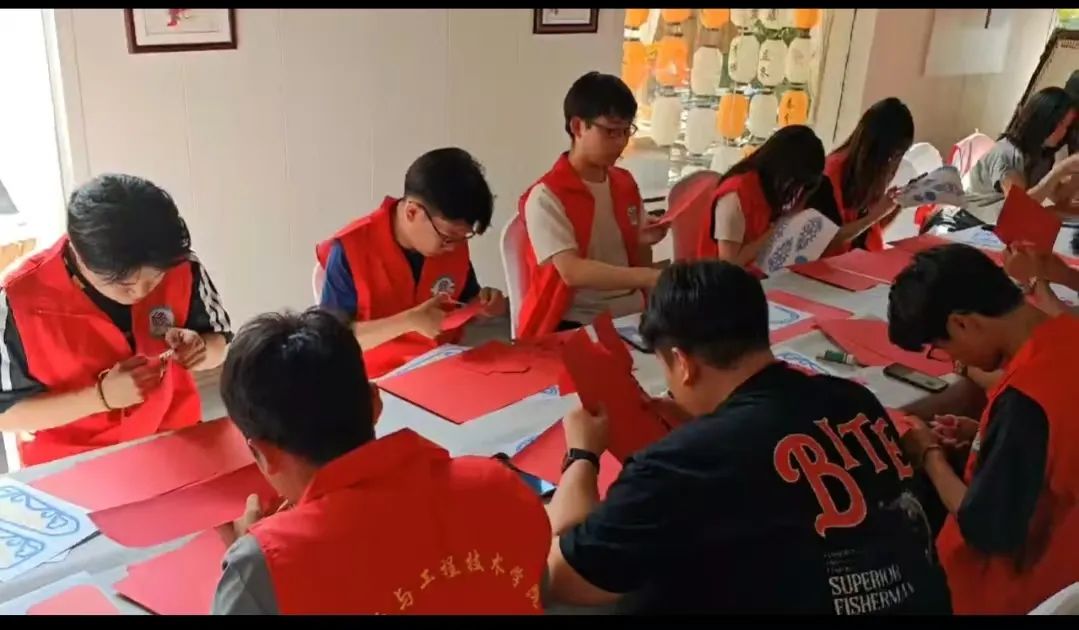 指尖傳古韻 匠心制華冠——我院學(xué)子為2025年高考考生加油