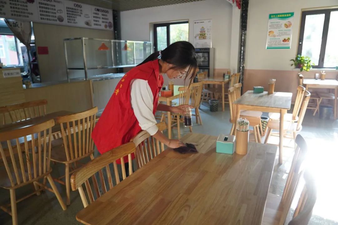 服務(wù)進社區(qū) 熱情暖人心——南大園社區(qū)社會實踐