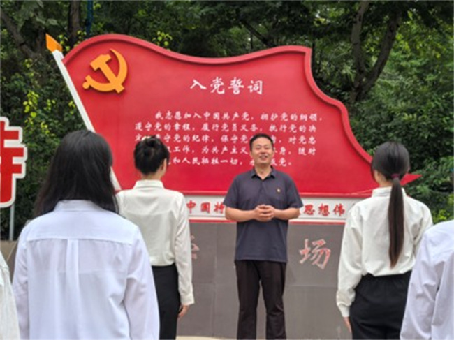 我校優(yōu)秀共產(chǎn)黨員、優(yōu)秀黨務(wù)工作者和先進基層黨組織受到上級表彰