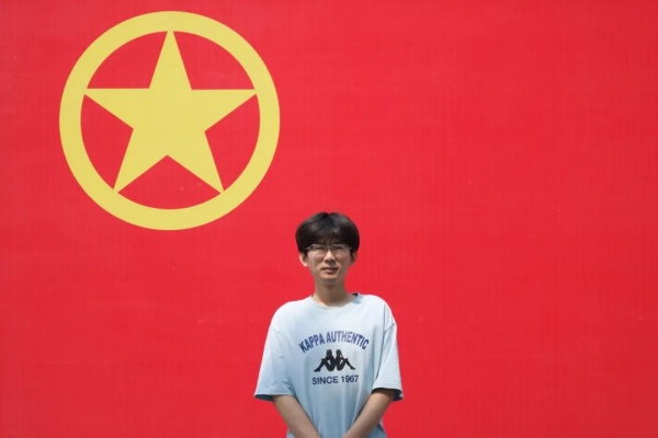 【團旗合影，青春留念】“我與團旗團徽合個影”：定格青春印記 鐫刻初心使命                                                                                                                     慧聚經(jīng)濟