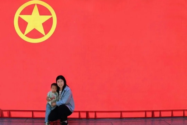 【團旗合影，青春留念】“我與團旗團徽合個影”：定格青春印記 鐫刻初心使命                                                                                                                     慧聚經(jīng)濟