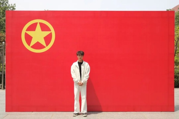 【團旗合影，青春留念】“我與團旗團徽合個影”：定格青春印記 鐫刻初心使命                                                                                                                     慧聚經(jīng)濟