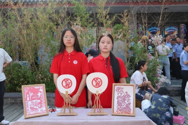 【禁毒同行，青春擔(dān)當(dāng)】保定理工學(xué)院經(jīng)濟(jì)學(xué)院赤焰鐫藝社：非遺剪紙禁毒作品展，以藝傳情，共筑無(wú)毒防線